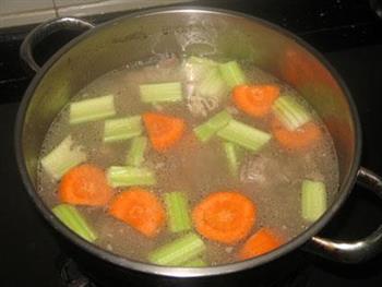胡萝卜牛腩汤的做法步骤6
