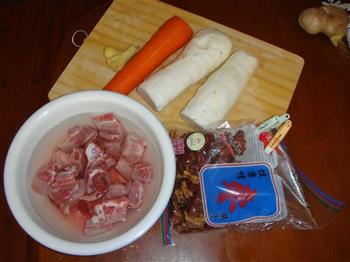 胡萝卜山药排骨汤的做法步骤1