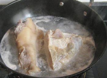 咸猪头肉炖黄豆的做法图解3