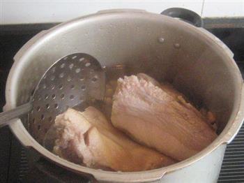 咸猪头肉炖黄豆的做法步骤5