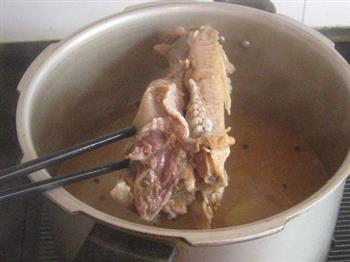 咸猪头肉炖黄豆的做法图解7