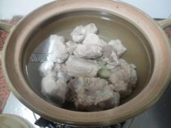 木瓜栗子排骨汤的做法步骤3