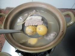 木瓜栗子排骨汤的做法步骤5