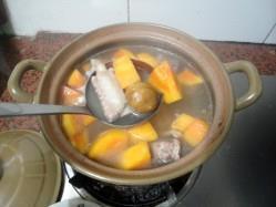 木瓜栗子排骨汤的做法步骤7