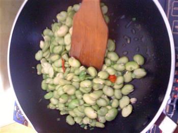 香炒蚕豆的做法图解2