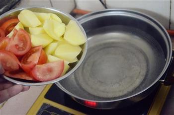 蕃茄薯仔炖鸡汤的做法步骤2