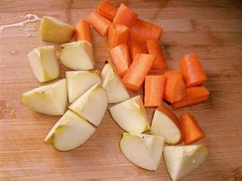 胡萝卜苹果水的做法步骤1