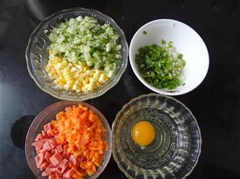 五彩蛋炒饭的做法步骤2