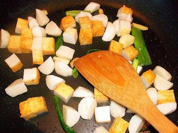 鱼丸鱼豆腐炒时蔬的做法步骤3