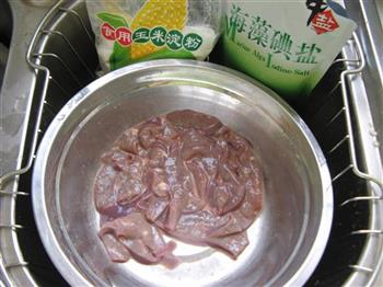 芹菜炒猪肝的做法步骤2