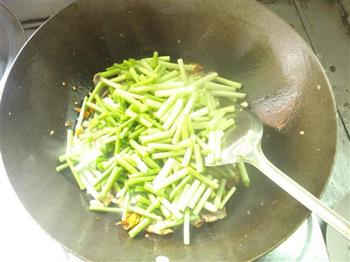 腊肉炒蒜苔的做法步骤10