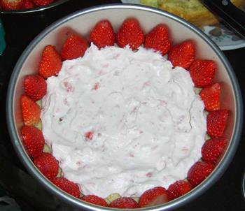 草莓慕斯蛋糕的做法图解7