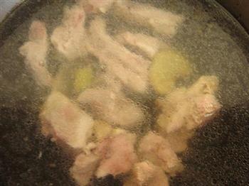 速食排骨藕汤的做法步骤2