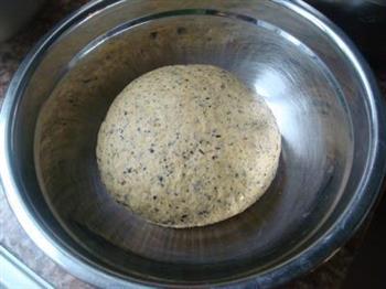 黑豆枸杞花环面包的做法步骤2