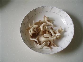 鲜蘑菇鲫鱼汤的做法步骤2