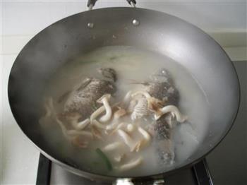 鲜蘑菇鲫鱼汤的做法步骤6