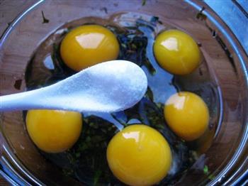 香椿煎鸡蛋的做法步骤4