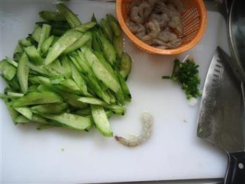黄瓜炒虾仁的做法步骤2