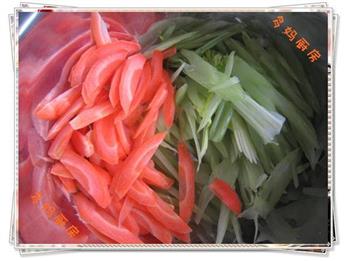 西芹胡萝卜拌花生米的做法图解2