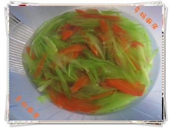 西芹胡萝卜拌花生米的做法图解4