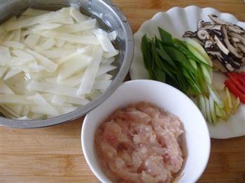 香菇土豆炒鸡片的做法步骤1