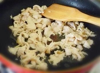 香菇土豆炒鸡片的做法图解2