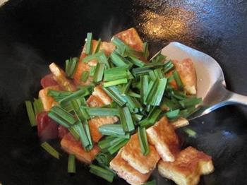 青蒜香肠炒豆腐的做法步骤12