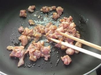 肉粒炒豆角豌豆的做法步骤2