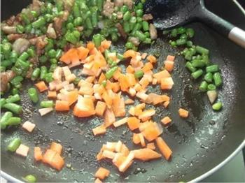 肉粒炒豆角豌豆的做法图解6