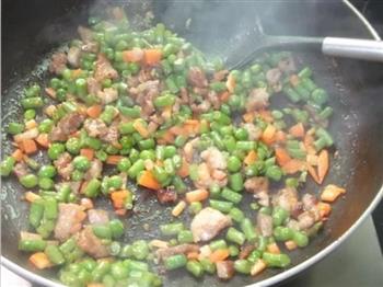 肉粒炒豆角豌豆的做法步骤7