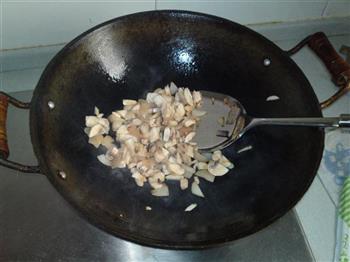 酥皮奶油蘑菇浓汤的做法步骤2