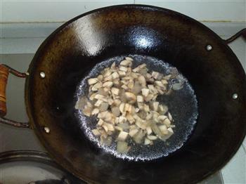 酥皮奶油蘑菇浓汤的做法步骤3