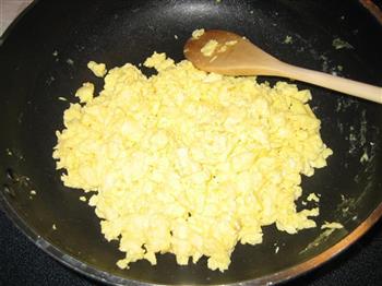奶蛋双色清炒虾仁的做法步骤6