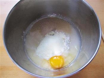 牛奶鸡蛋吐司的做法步骤2