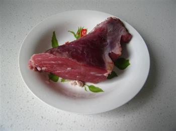 野山椒炝牛肉的做法图解1
