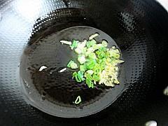韭菜炒猪肝的做法步骤3
