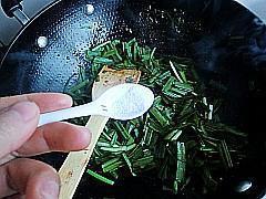韭菜炒猪肝的做法步骤8