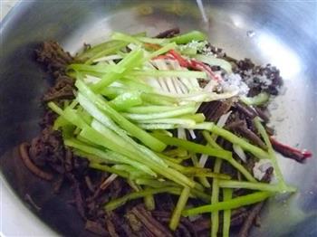 凉拌蕨菜的做法图解6