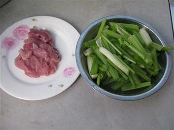 芹菜炒肉的做法图解1