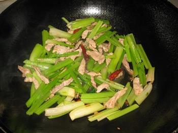 芹菜炒肉的做法步骤7