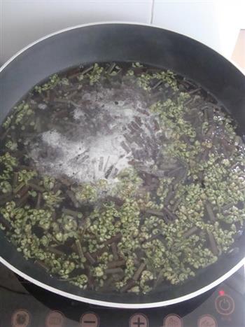 辣味蕨菜凉粉的做法步骤3
