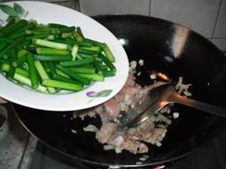 蒜苗炒肉片的做法步骤12
