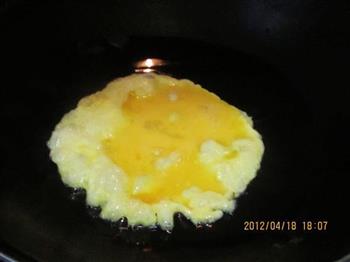 鸡蛋木耳炒蚕豆的做法步骤2