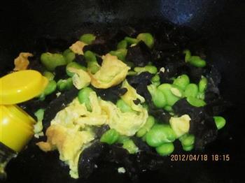 鸡蛋木耳炒蚕豆的做法步骤6