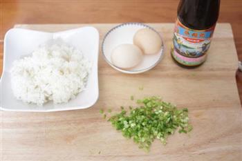 蚝油鸡蛋炒饭的做法步骤1