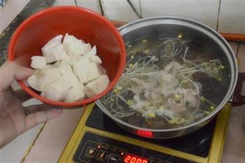 金针菇豆腐猪肉汤的做法图解5