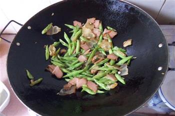 四季豆炒腊肉的做法步骤8
