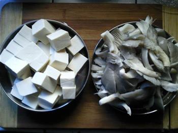 豆腐蘑菇鲫鱼汤的做法步骤4