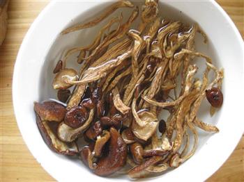 茶树菇冬笋排骨汤的做法步骤3