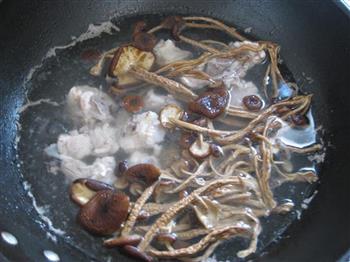 茶树菇冬笋排骨汤的做法图解8